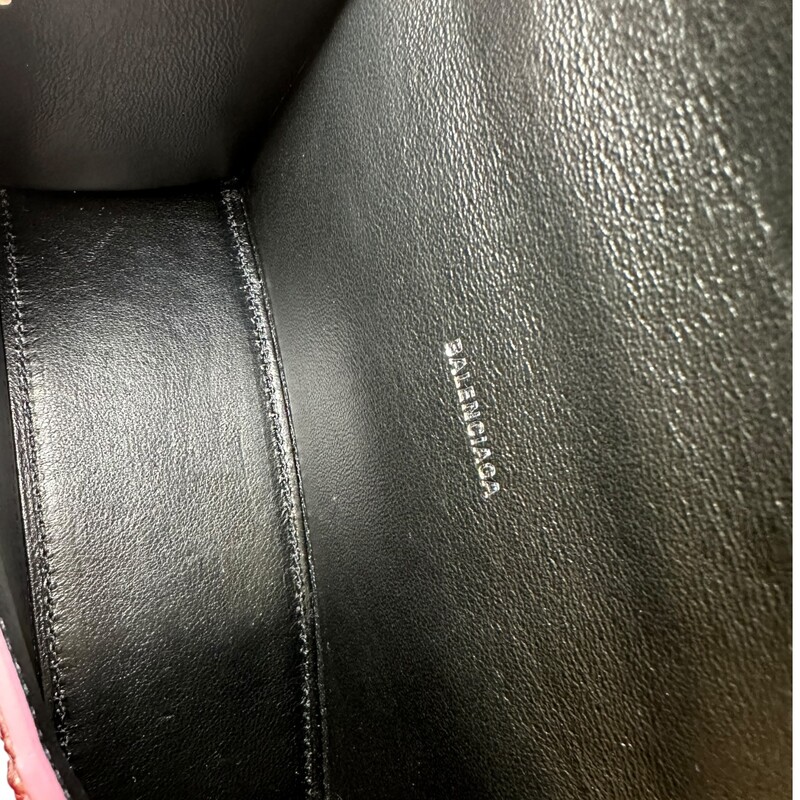 Balenciaga Hourglass XS Hangbag Pink Crystal

Dimensions:
5.1H 7.4W 3.1D

In excellent condition.

Does not come with the original dust bag or box.
