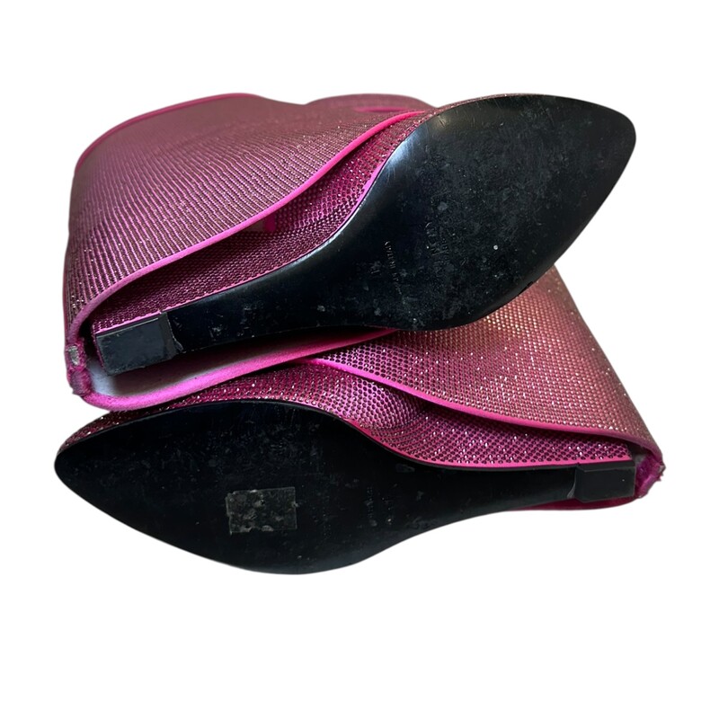 Givenchy Shark Crystal Pink<br />
<br />
 Size: 38.5<br />
<br />
In excellent condition. Like new<br />
<br />
Does comes with the original dust bag and box.