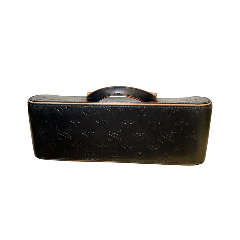 Louis Vuitton Malden Mat Shelton Silver<br />
<br />
Date Code: TH0014<br />
<br />
Dimensions:<br />
Length: 11.00 in<br />
Width: 4.00 in<br />
Height: 6.00 in<br />
Drop: 5.00 in<br />
<br />
In very good condition. Light scuffing throughout the bag.<br />
<br />
Comes with the original dust bag. No box.