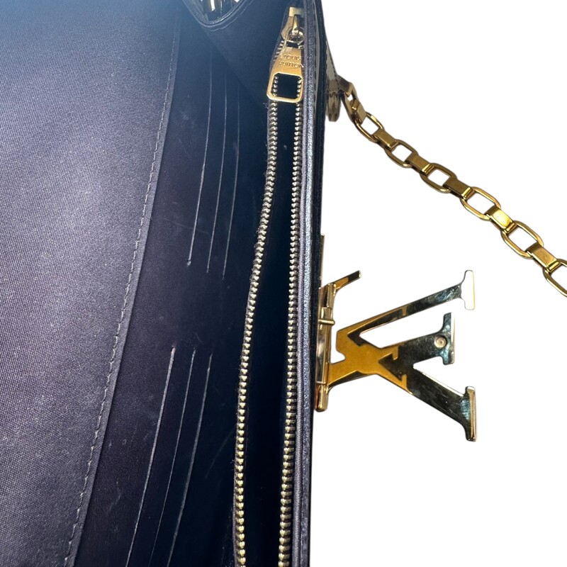 Louis Vuitton Louise Clutch Amarante GM

Date Code Faded

In very good condtion. Some scratching inside.

Does not come with original dustbag or box.