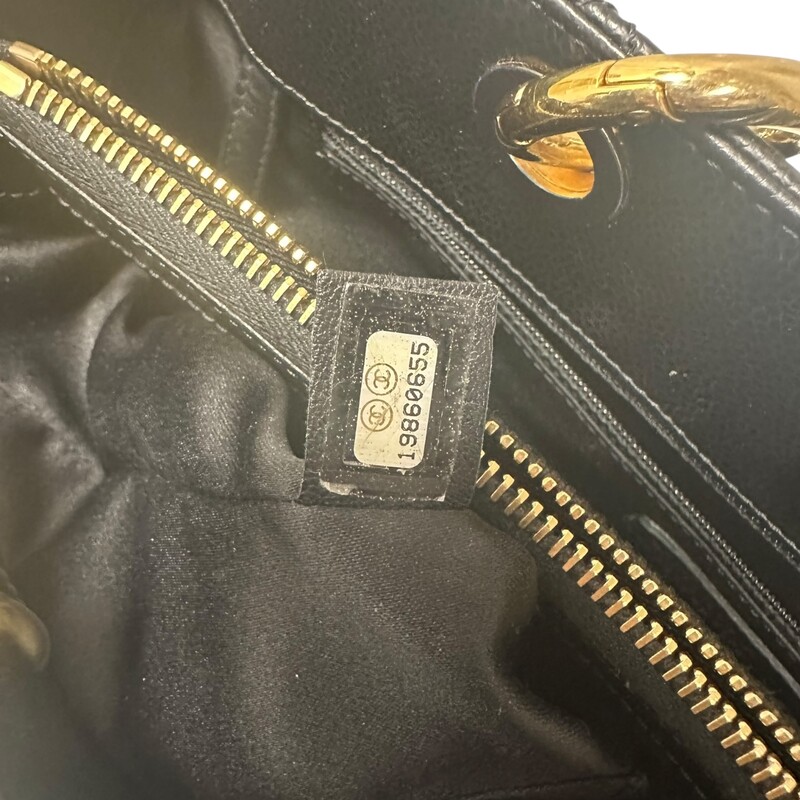 Chanel Grand Shopper Black Caviar Tote

Serial Code: 1986****

Dimnensions:
Length: 13.25 in
Height: 9.75 in
Width: 5.25 in
Drop: 9.75 in

In excellent condition. Very faint scratching on the hardware.

Does not come with the original dust bag or box.