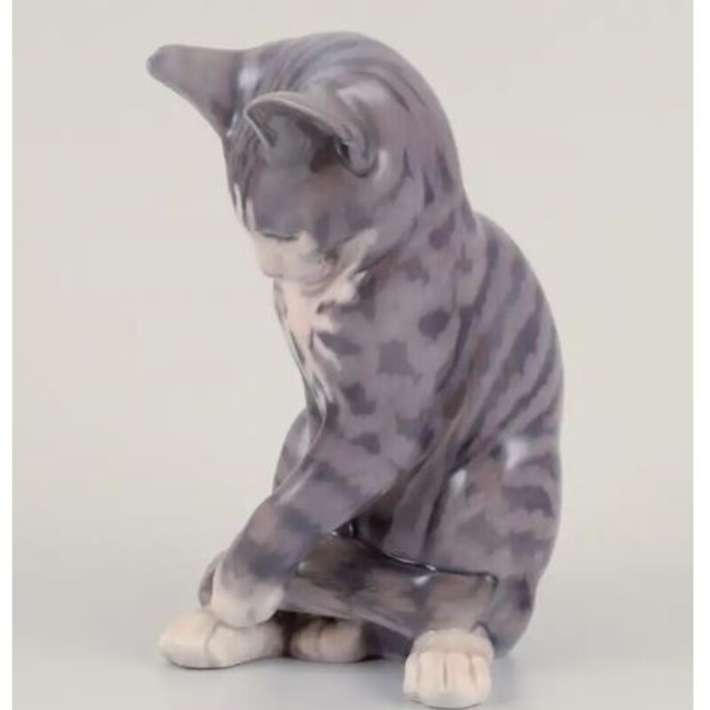 Royal Copenhagen Cat
Grey White
Size: 4.5x7H