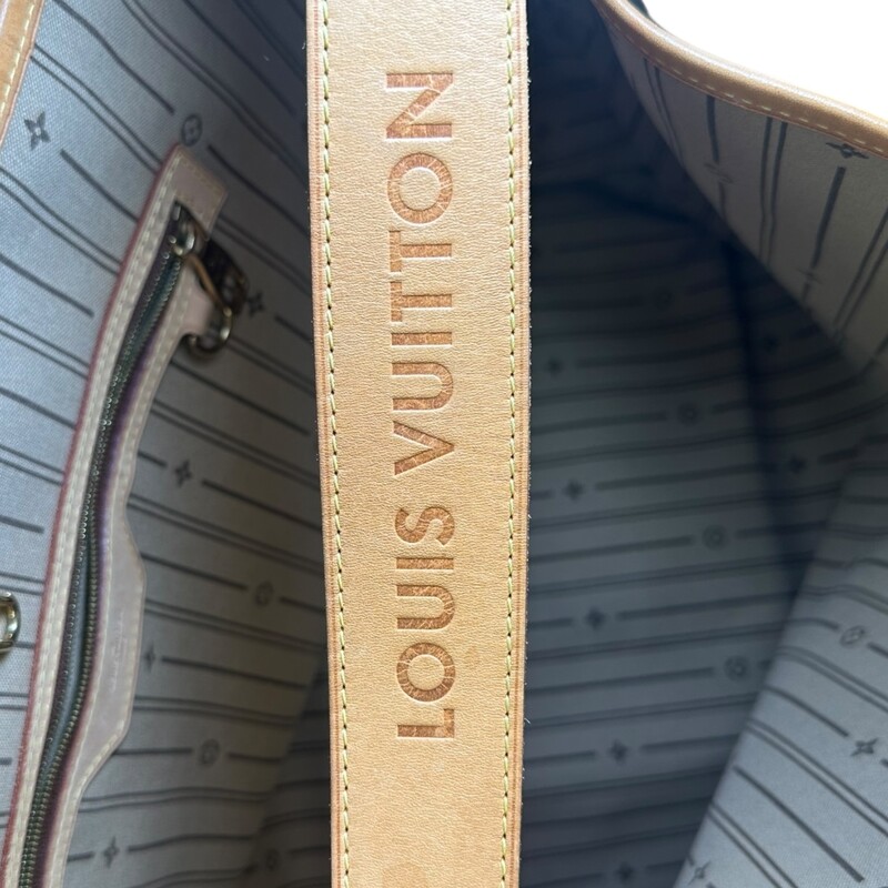 Louis Vuitton Delightful Monogram Zipper GM

Date Code:FL1141

Dimensions: 16 L x 15 H inches

In excellent condition. Light scratching on the hardware

Does not come with the original dust bag or box.