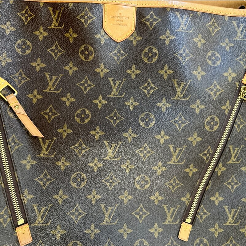 Louis Vuitton Delightful Monogram Zipper GM<br />
<br />
Date Code:FL1141<br />
<br />
Dimensions: 16 L x 15 H inches<br />
<br />
In excellent condition. Light scratching on the hardware<br />
<br />
Does not come with the original dust bag or box.