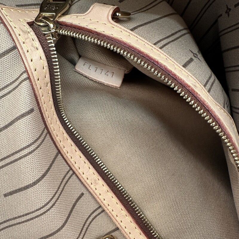 Louis Vuitton Delightful Monogram Zipper GM<br />
<br />
Date Code:FL1141<br />
<br />
Dimensions: 16 L x 15 H inches<br />
<br />
In excellent condition. Light scratching on the hardware<br />
<br />
Does not come with the original dust bag or box.