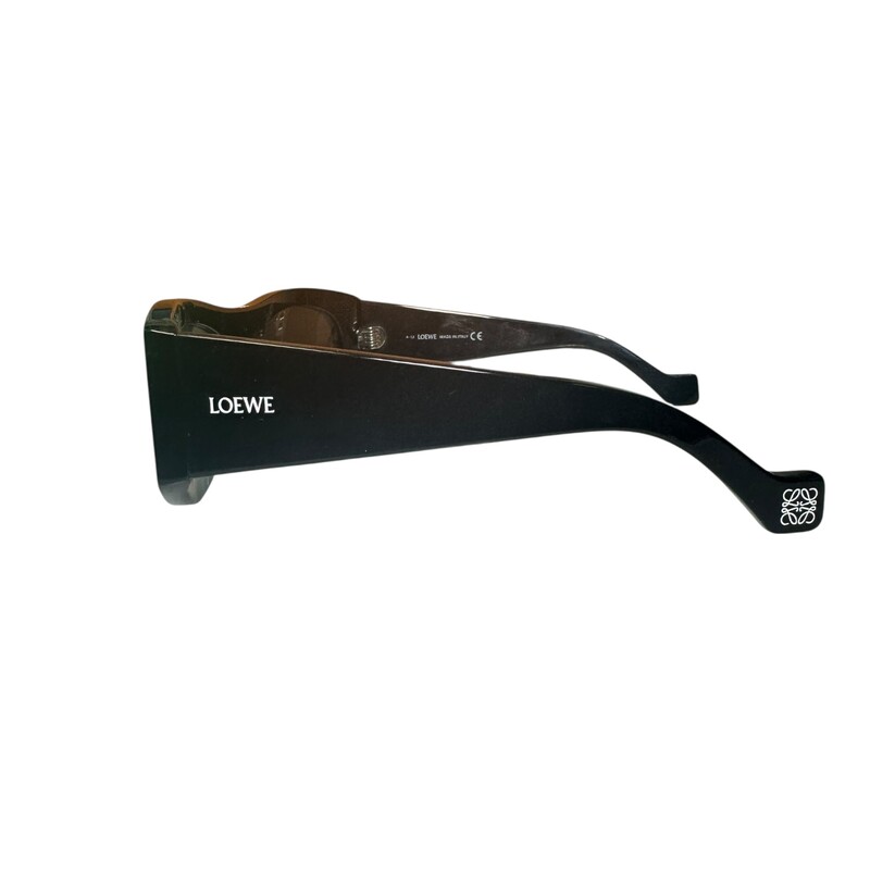 Loewe Black Oval Black LW40075I<br />
<br />
Light scratching to the frames.<br />
<br />
Comes with the original case.