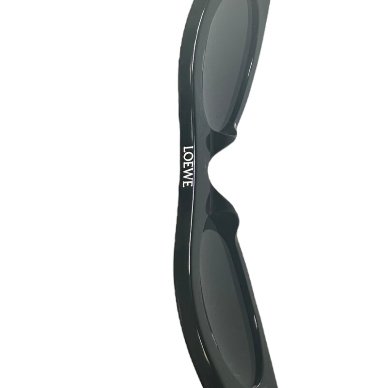 Loewe Black Oval Black LW40075I<br />
<br />
Light scratching to the frames.<br />
<br />
Comes with the original case.