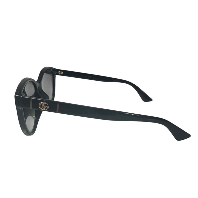 Gucci Round Cat Eye GG0035S

Light scratching to lens and frames.

Comes with the original dust bag and case.