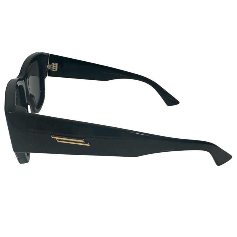 Bottega Veneta Square   Black Sunglasses<br />
<br />
Style Code: BV1026S<br />
<br />
in very good condition. Some minor scratches on the lensnes.<br />
<br />
Comes with the original case. No box.