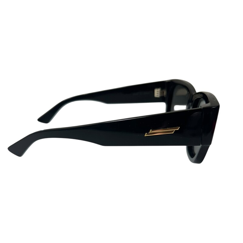 Bottega Veneta Square   Black Sunglasses<br />
<br />
Style Code: BV1026S<br />
<br />
in very good condition. Some minor scratches on the lensnes.<br />
<br />
Comes with the original case. No box.