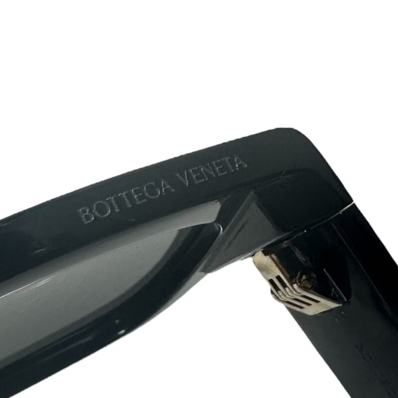 Bottega Veneta Square   Black Sunglasses<br />
<br />
Style Code: BV1026S<br />
<br />
in very good condition. Some minor scratches on the lensnes.<br />
<br />
Comes with the original case. No box.