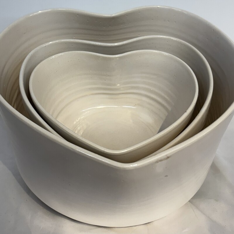 Set of 3 Bear Heart Nesting Bowls
Cream
Size: 10.5 x 6H