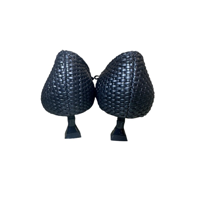 Ferragamo Vera Buckle Woven Kitten Heels<br />
<br />
Size 38<br />
<br />
In very good condition. Some minor marks on bottom soles.<br />
<br />
Does not come with the original dust bag or box.