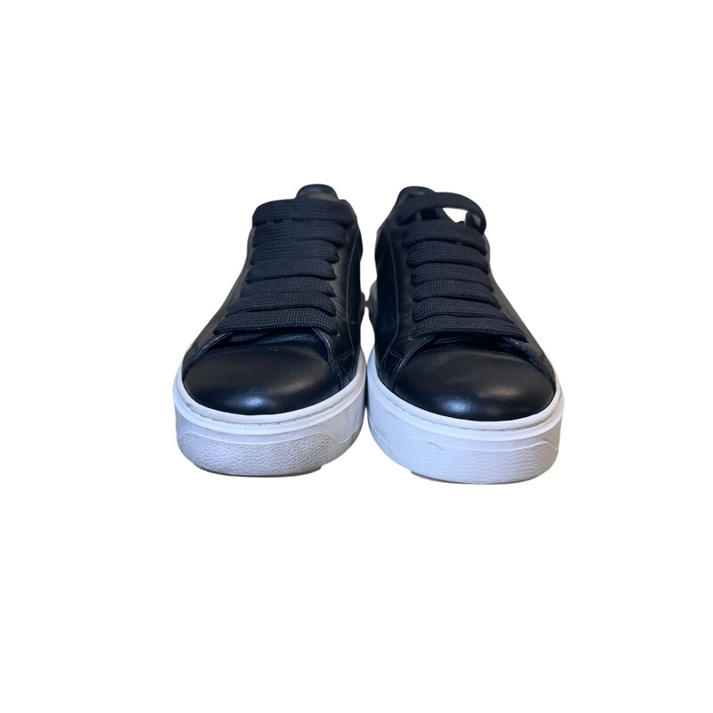 Louis Vuitton Timeout Black<br />
<br />
Size: 37<br />
<br />
Code: FA1201<br />
<br />
In good condition. Light creasing and scuffs to the sneakers.<br />
<br />
Does not come with the original dust bag or box.