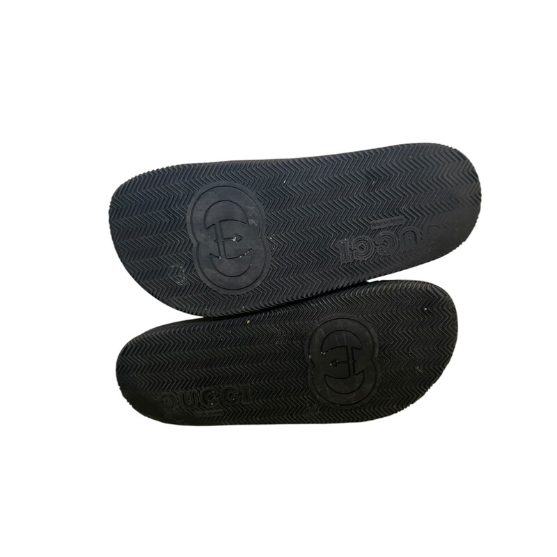 Gucci Interlocking Rubber Slides Red & Green

Size: 39

Style number: 655461 1160

In very good condition. Some minor scuffs on the rubber

Does not come with the original dust bag or box.