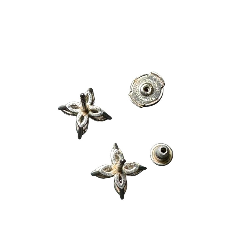 Tiffany & Co Victoria Marquis Daimond Earrings

Composition:

Platinum with marquise diamonds
Size medium
Carat total weight .92

In very good condition. Mismatched backings.


Comes with the orignal dust bag and box.