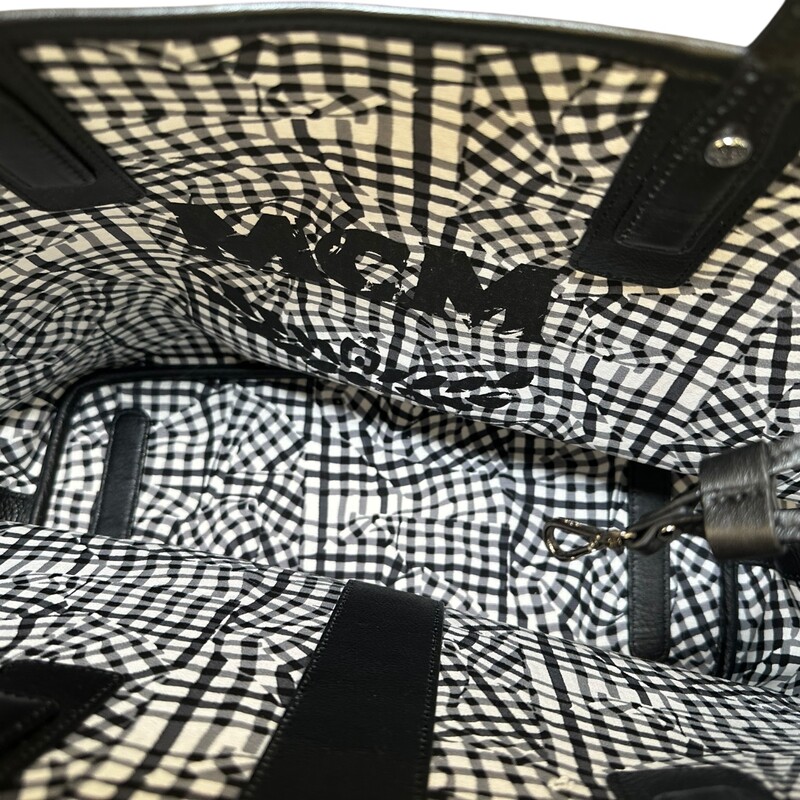 MCM Liz Reversible Tote Black<br />
<br />
Dimensions:14.2W x 6.7D x 11H<br />
<br />
In excellent condition.<br />
<br />
Does not come with the original dust bag and no box.