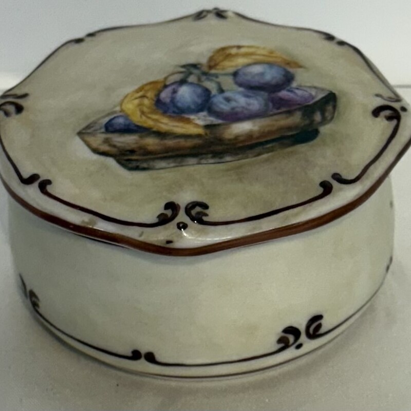 Anne Weatherley Berry Trinket Box
White Blue Brown Yellow
Size: 3x1.5H