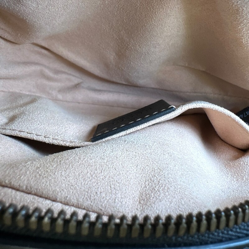 Gucci Marmont Belt Bag Black<br />
<br />
Code:476434 493075<br />
<br />
Dimensions:<br />
Length: 7.25 in<br />
Height: 4.5 in<br />
Width: 1.75 in<br />
Longest length : 40 in<br />
<br />
In very good condition. Light scuffs to the hardware.