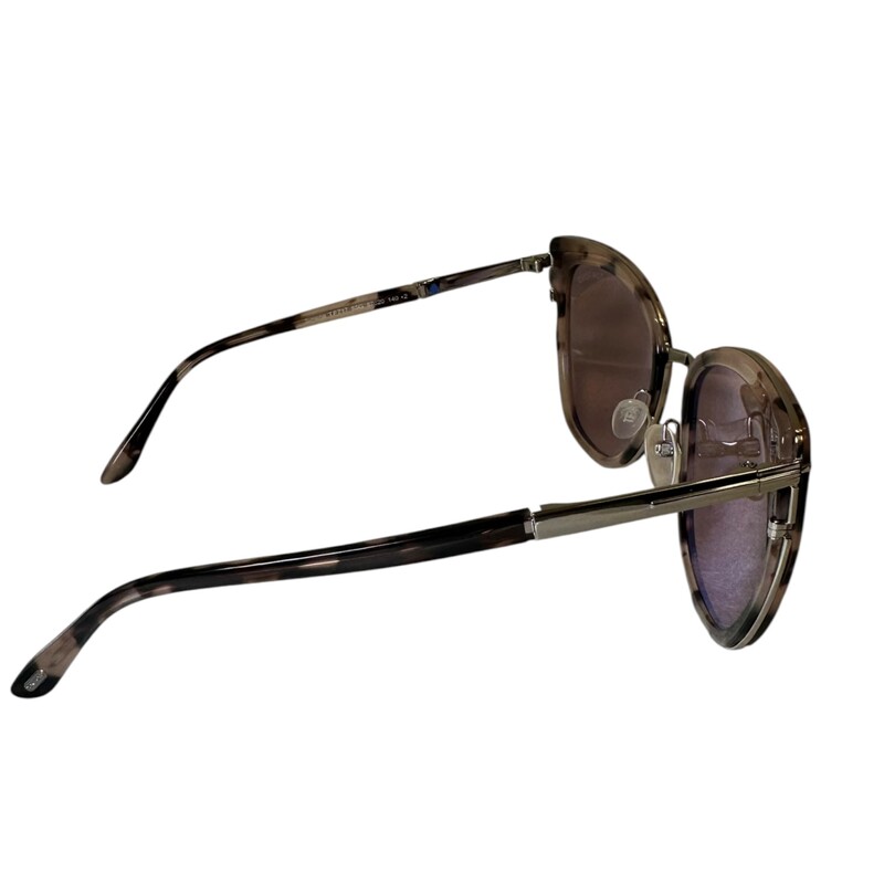Tom Ford Simona tortoise light pink sunglasses

Style Code: TF 717


In very good condition. Some minor scratches on the lenses.

Comes with the original case. No box.