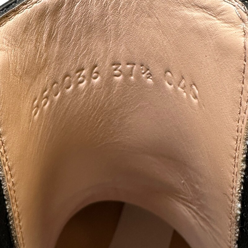Gucci Magnum Crystal Black Leather Boots<br />
<br />
Size :38.5<br />
<br />
In very good coniditon. Light scuffing.<br />
<br />
Comes with the original dust bag and box.
