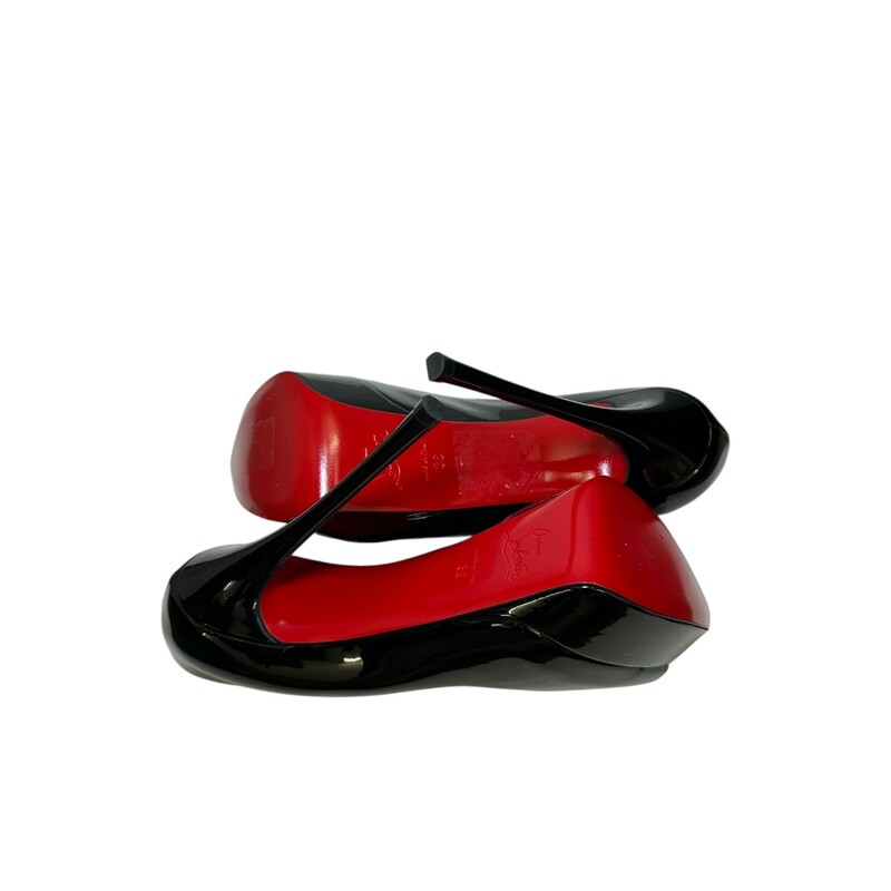 Louboutin Chick Up Pin Up Scalloped Heels<br />
<br />
Size 36<br />
<br />
In excellent condition. Like new<br />
<br />
Comes with the original dust bag and box.