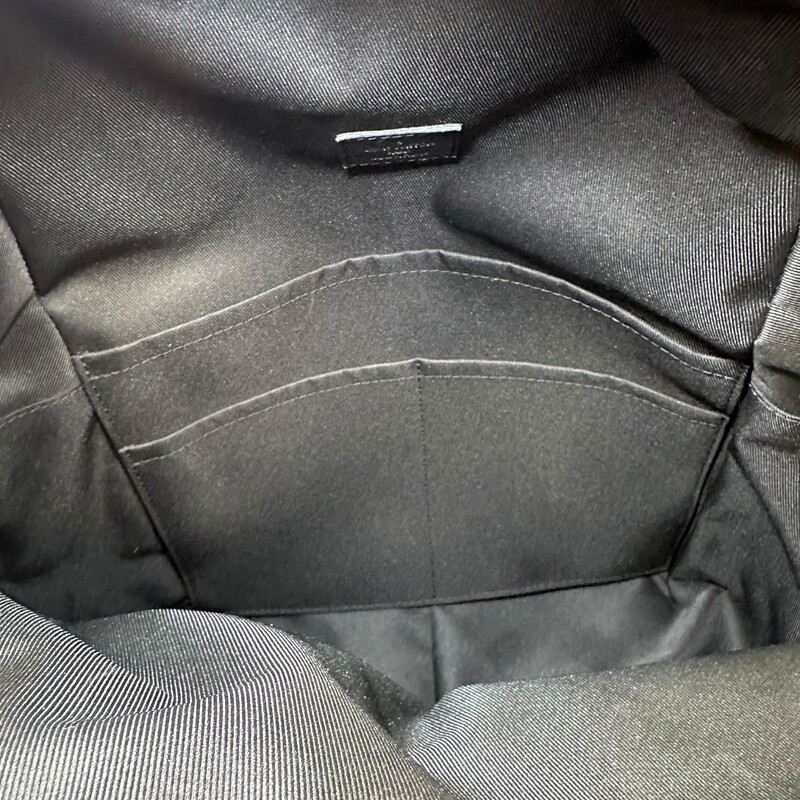 Louis Vuitton Discovery Taigrama Backpack<br />
<br />
Date Code: Microchip<br />
<br />
Dimensions: 11.4 L x 15 H x 7.9 W inches<br />
<br />
In excellent condition. Like new<br />
<br />
<br />
Does not come with the original dust bag or box.