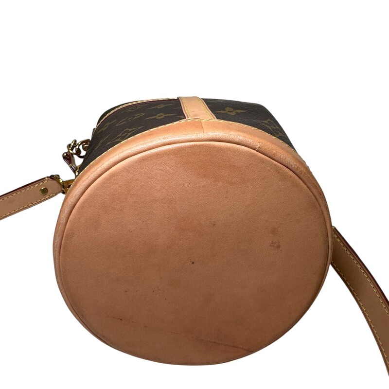 Louis Vuitton Duffle Bag Monogram<br />
<br />
Chipped<br />
<br />
Dimensions:<br />
<br />
In very good condition. Light wear to the interior and the leather staining.<br />
<br />
Does not come with the original dust bag or box.