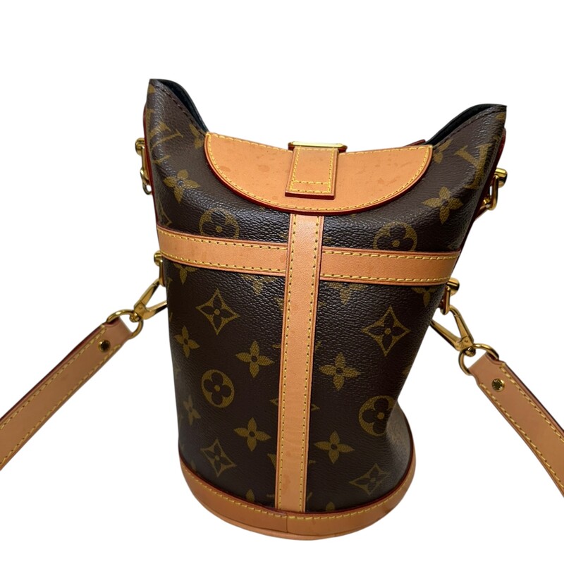 Louis Vuitton Duffle Bag Monogram<br />
<br />
Chipped<br />
<br />
Dimensions:<br />
<br />
In very good condition. Light wear to the interior and the leather staining.<br />
<br />
Does not come with the original dust bag or box.