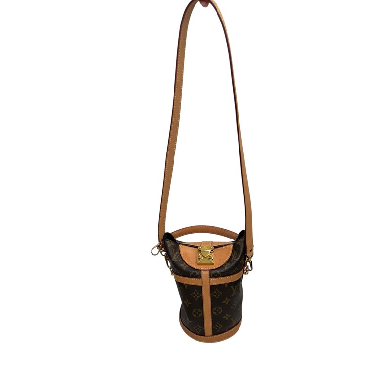 Louis Vuitton Duffle Bag Monogram<br />
<br />
Chipped<br />
<br />
Dimensions:<br />
<br />
In very good condition. Light wear to the interior and the leather staining.<br />
<br />
Does not come with the original dust bag or box.