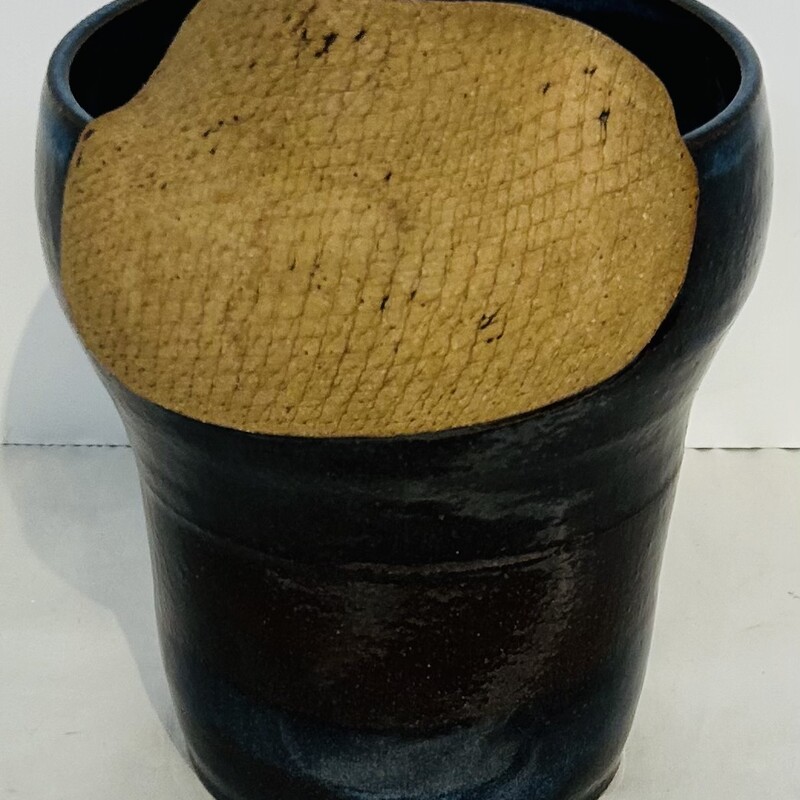Hybrid Utensil Holder

Hybrid pottery refers to pieces that blend different techniques, materials, or forms to create unique and innovative ceramic art.
Blue and Tan
Size: 6x8H
