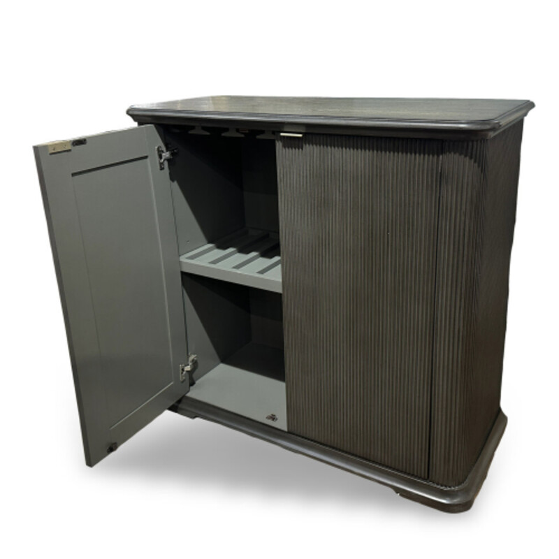 Coastal Fluted Bar Cabinet
Grey Wood
Size: 42x18x39H
Heavy
This Coastal Fluted Bar Cabinet offers a perfect blend of style and utility for your entertaining needs. Its unique fluted design brings a touch of coastal charm, while the two doors open to reveal ample storage for all your bar essentials.
NEW RETAIL $1100