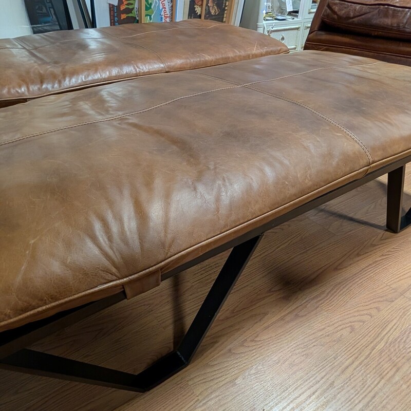 Four Hands Darrow, Metal, Leather<br />
29 x 56 x 15h