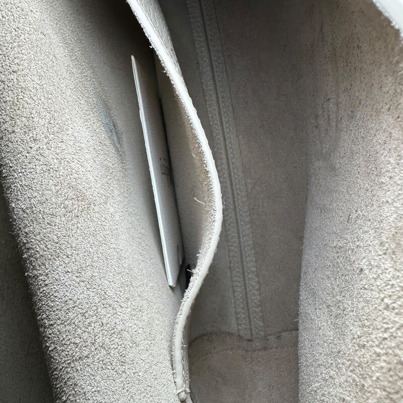 Mulberry Lily Medium Shoulder Bag<br />
<br />
In very good condition. Has pen mark in the inside pocket.<br />
<br />
Does not come with original dust bag or box.