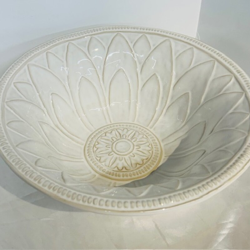 Pottery Barn Juliette Serving Bowl
Cream White Size: 13 x 4.5H
Matching serving platter sold separately