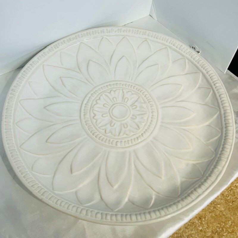 Pottery Barn Juliette Serving Platter
Cream White Size: 17 diameter
Matching bowl sold separately