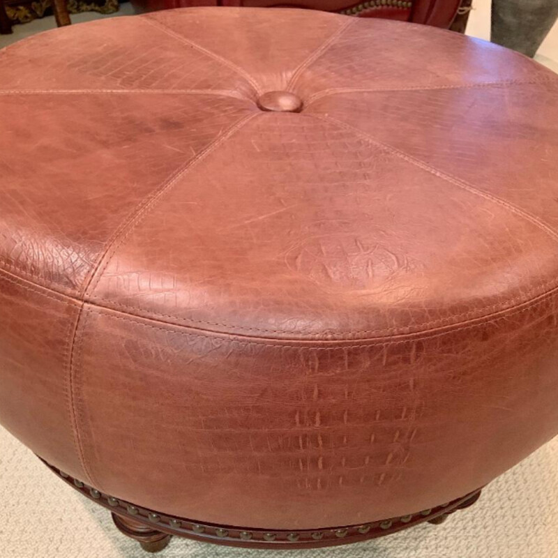 Bombay Co Faux Leather Round Ottoman
Brown Faux Leather
Nailhead Trim
Size: 33.5x18H