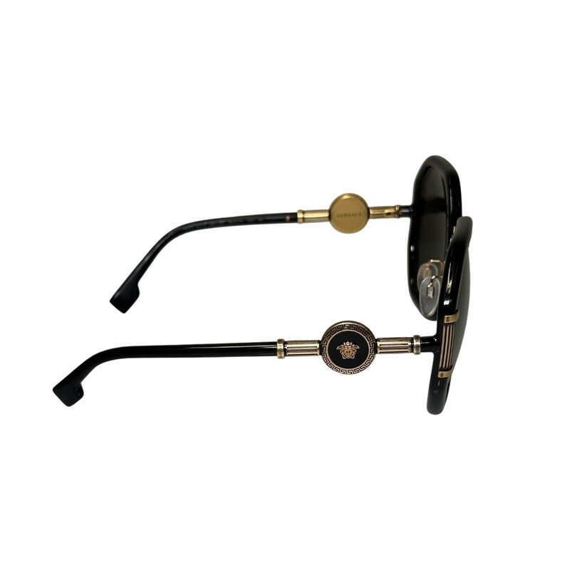 Versace Medusa Logo Sunglasses

Style Number:4413

In very good condition. Light scratching on the lenses.

Comes with the original case. No dust cover.