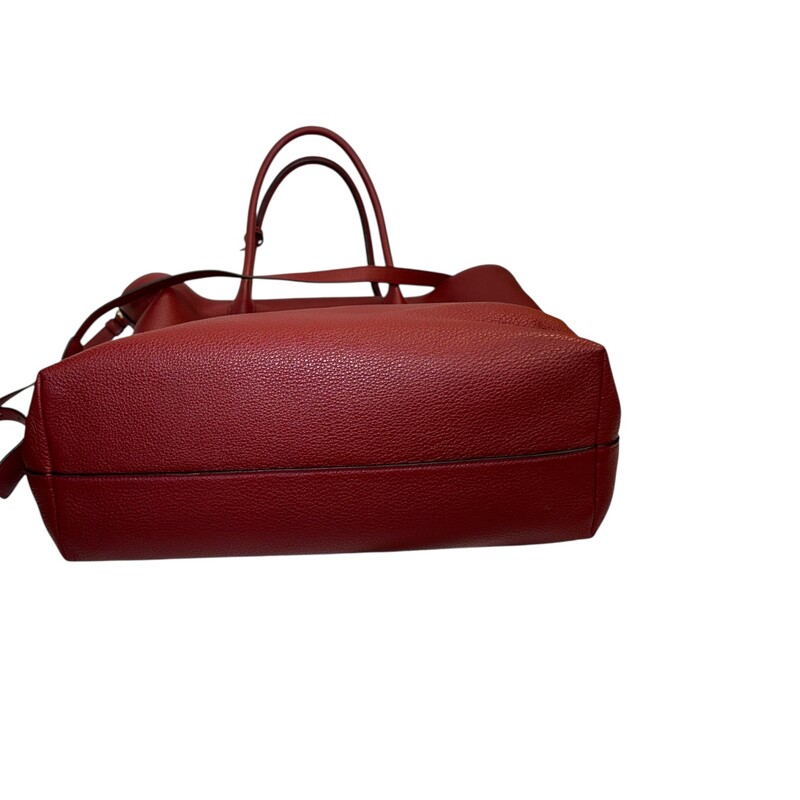 Prada Diano Leather Tote With Long Strap

Factory Code:158

Dimensions: 14 L X 13 H inches

In excellent condition. Very faint scratching on hardware.

Comes with the original dust bag. No box.