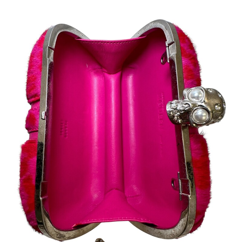 Alexander Mcqueen Union Jack Skull Pink Clutches<br />
<br />
Style Code: 260111 000926<br />
<br />
Dimensions: 6L x 4H inches<br />
<br />
In very good condition. Some scratching of the hardware.<br />
<br />
Does not come with the original dust bag or box.