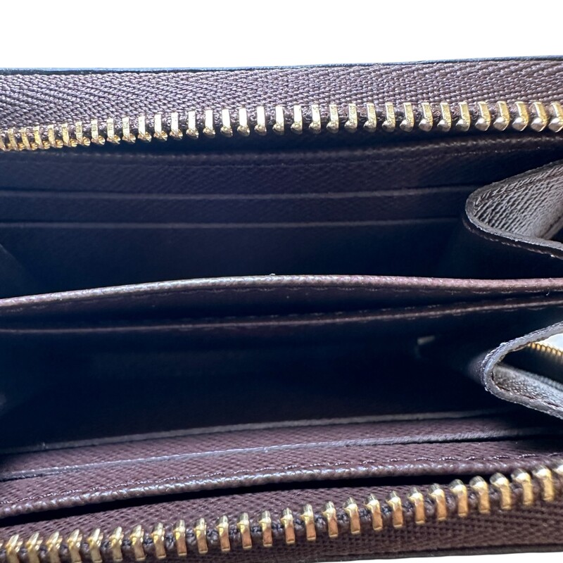 Louis Vuitton Damier Ebene Compact WAllet<br />
<br />
Date Code: Microchip<br />
<br />
Dimensions: 4 L x 3 H inches<br />
<br />
In very good condition. Very faint marks on the hardware.<br />
<br />
Comes with the original dust and box.