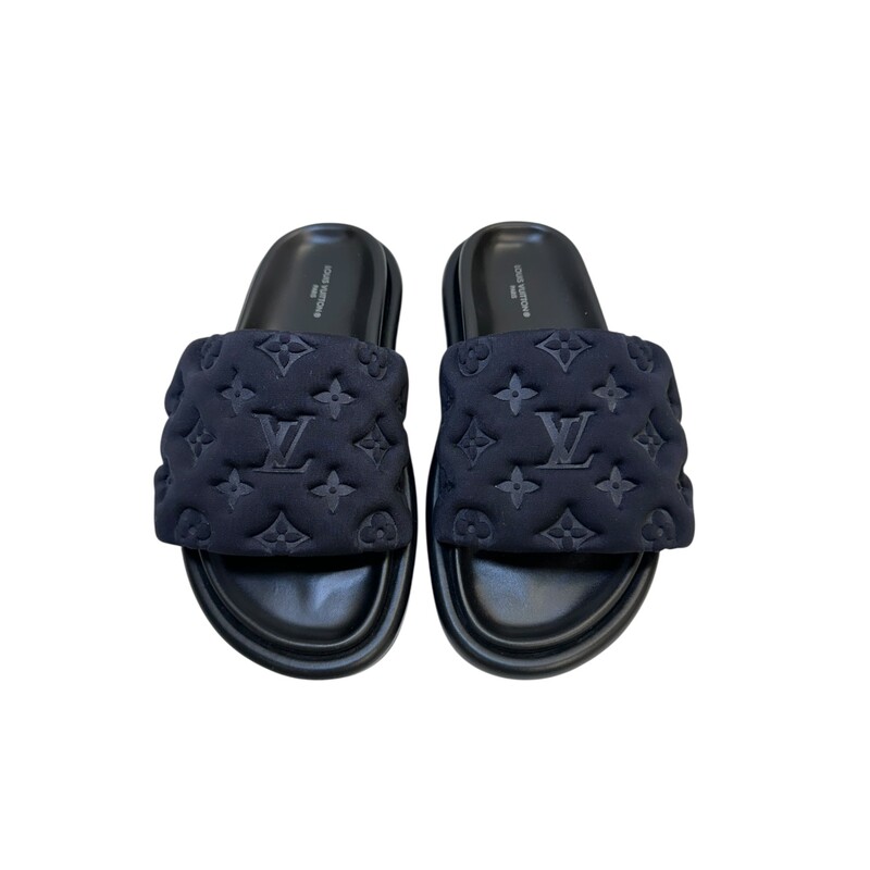 Louis Vuitton Pillow Mules<br />
<br />
Size: 36<br />
<br />
Style Code: MA0222<br />
<br />
In excellent condition. Some faint marks on the rubber soles<br />
<br />
Comes with the original dust bag and box.