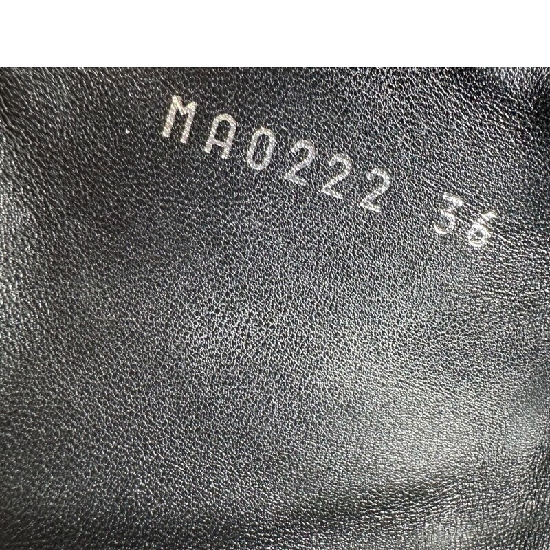 Louis Vuitton Pillow Mules<br />
<br />
Size: 36<br />
<br />
Style Code: MA0222<br />
<br />
In excellent condition. Some faint marks on the rubber soles<br />
<br />
Comes with the original dust bag and box.