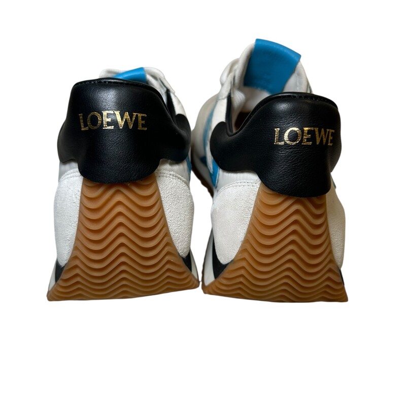 Loewe Flow Runner Nylon Suede Multicolor Sneakers<br />
<br />
Size 38<br />
<br />
Style Number:592309<br />
<br />
In very good condition.Minor marks inside the interior.<br />
<br />
Does not come with ther original dust bag or box.