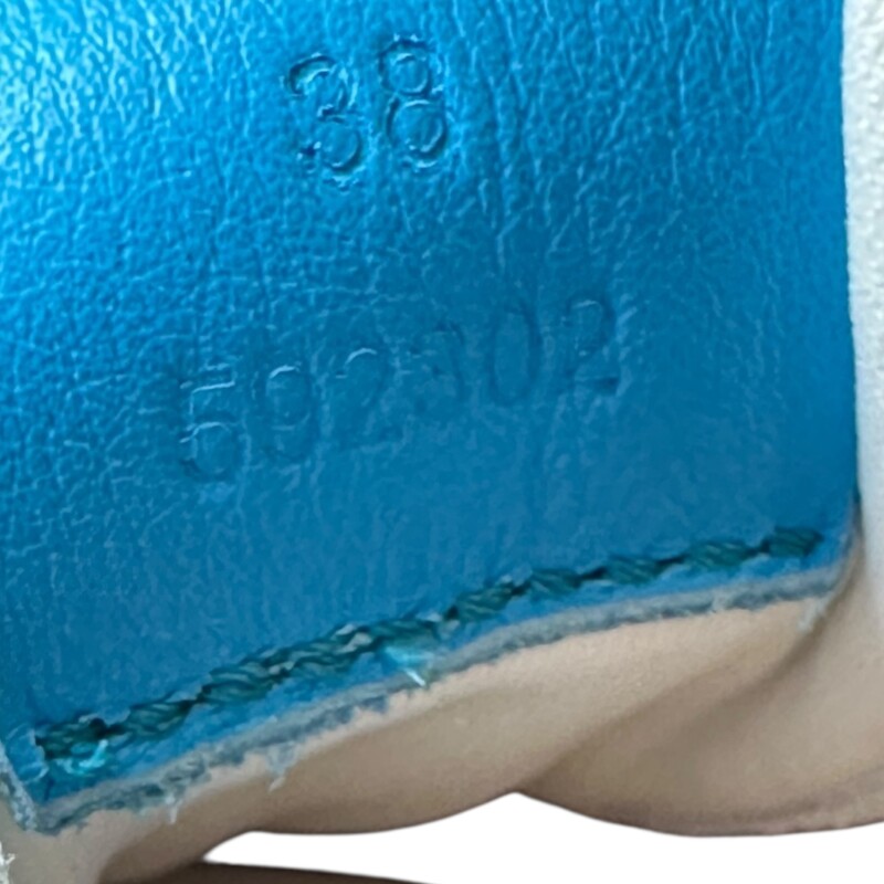 Loewe Flow Runner Nylon Suede Multicolor Sneakers<br />
<br />
Size 38<br />
<br />
Style Number:592309<br />
<br />
In very good condition.Minor marks inside the interior.<br />
<br />
Does not come with ther original dust bag or box.