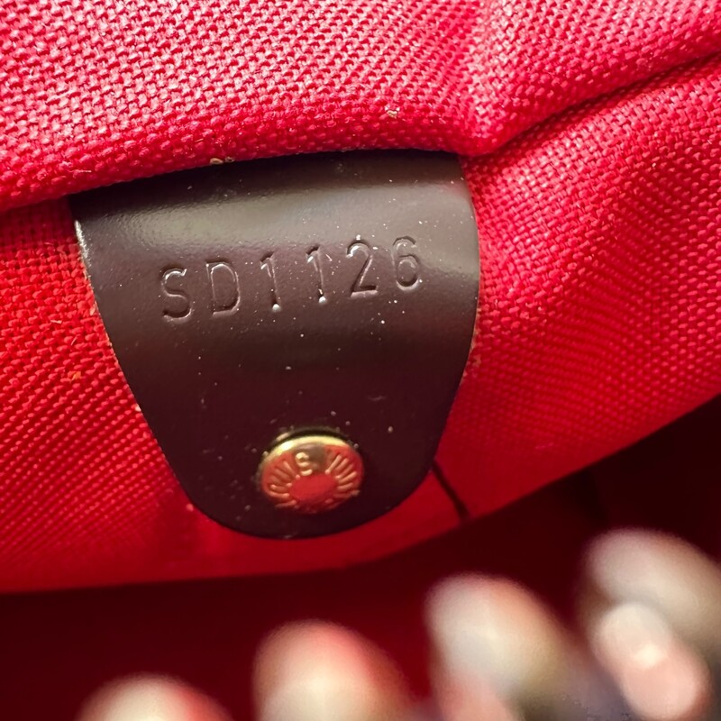 Louis Vuitton Speedy 30 Ebene<br />
<br />
Date Code: SD1126<br />
<br />
Dimensions:<br />
Base length: 12.5 in<br />
Height: 8.5 in<br />
Width: 6.5 in<br />
Drop: 3 in<br />
<br />
In very good condition. Does not come with the lock and keys.<br />
<br />
Does not come with the original dust bag or box.