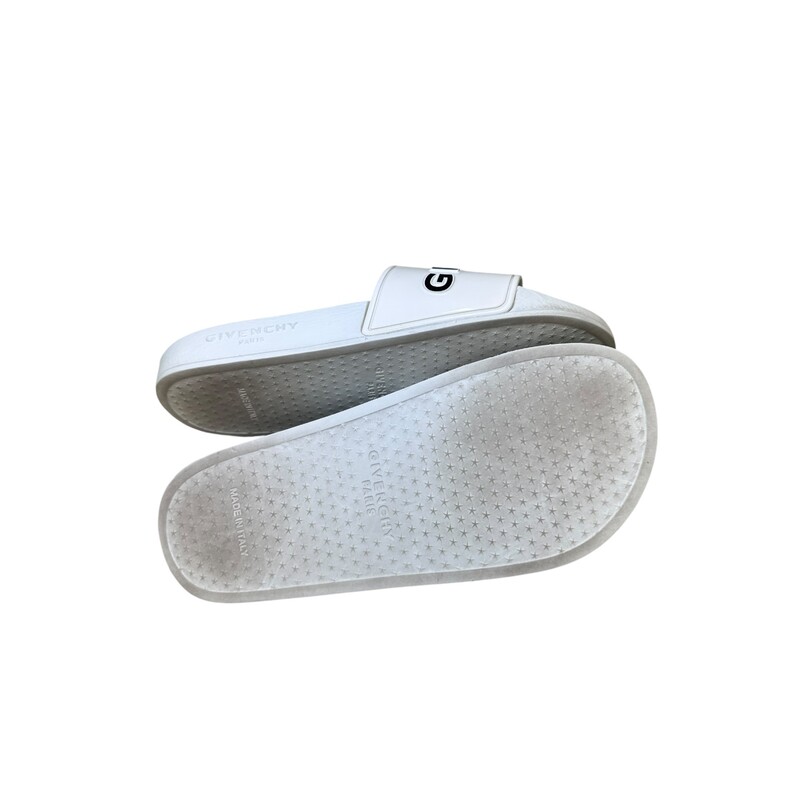 Givenchy Logo Slides<br />
<br />
Size: 37<br />
<br />
Style Number: ES 0271<br />
<br />
In very good condition. Some marks on the bottom of the shoes.<br />
<br />
Does not come with the original dust bag or box.