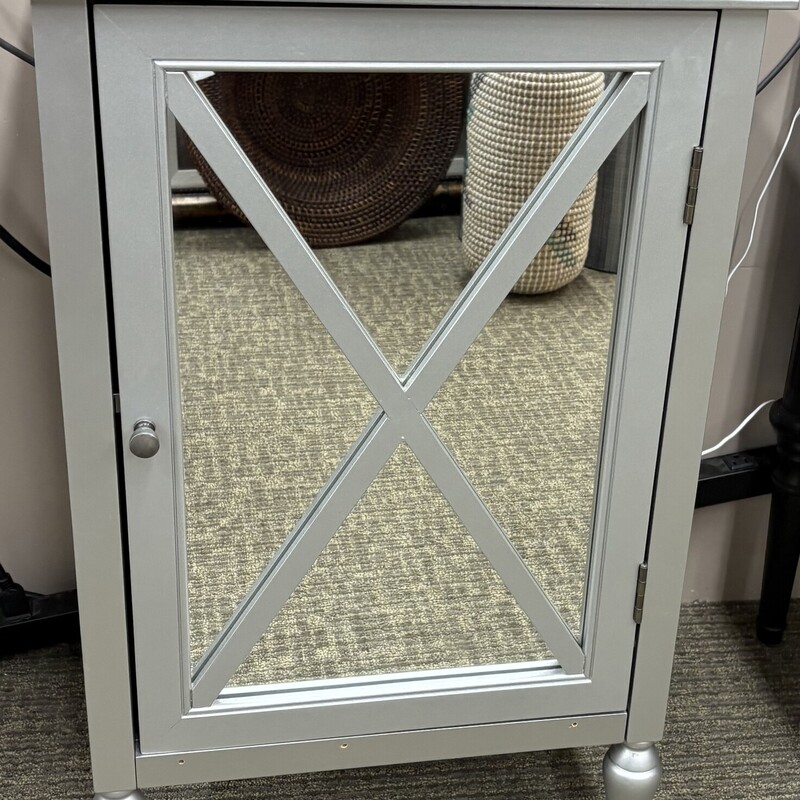 Target Mirrored Nightstands
Silver Wood Mirrored Door
Size: 19x14x31H
Set of 2
As Is- Surface Blemish