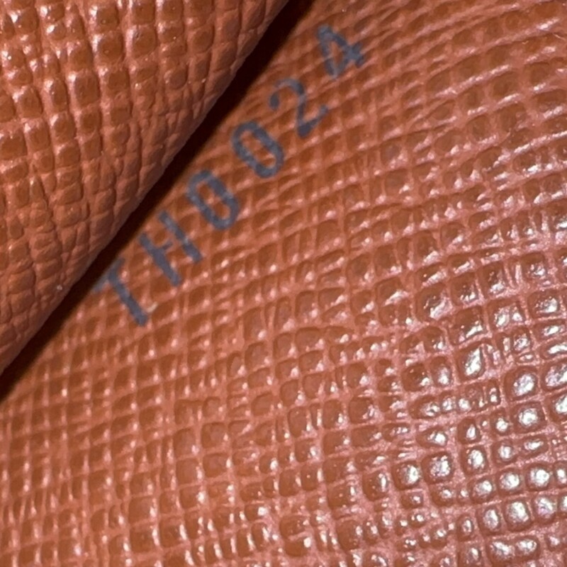 Louis Vuitton Sarah Monogram Long Wallet<br />
<br />
Date Code:<br />
<br />
Dimensions:7 L x 4.5 H inches<br />
<br />
In very good condition. Some corner wear.<br />
<br />
Does not come with the orignal dust bag or box.
