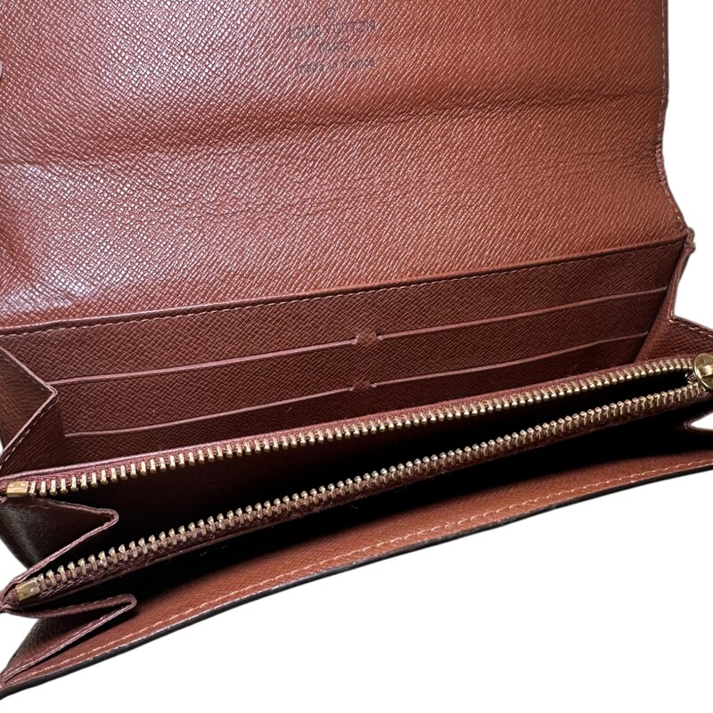 Louis Vuitton Sarah Monogram Long Wallet<br />
<br />
Date Code:<br />
<br />
Dimensions:7 L x 4.5 H inches<br />
<br />
In very good condition. Some corner wear.<br />
<br />
Does not come with the orignal dust bag or box.